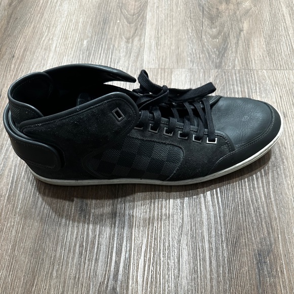 Louis Vuitton Men’s sneaker just the right shoe - Picture 2 of 7